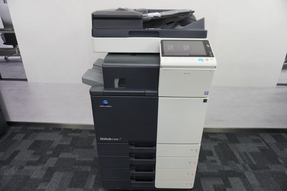 Konica Minolta Bizhub C258 DIN A3/A4 Farblaserdrucker Kopierer Laserdrucker mit Fax 4 Kassetten internem Heft-Finisher!